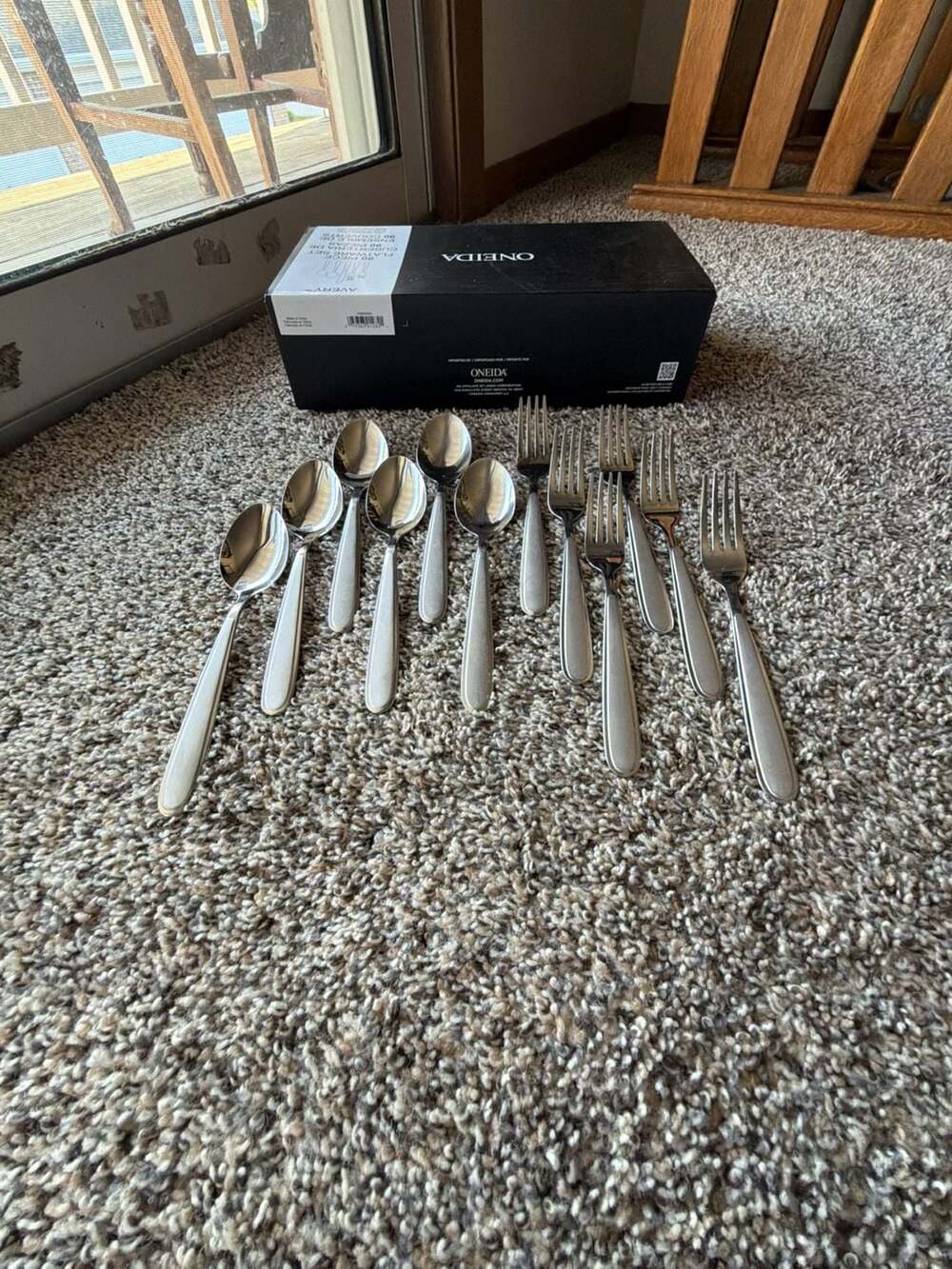 Oneida Avery 12-Piece Stainless Steel Flatware Set value~35$